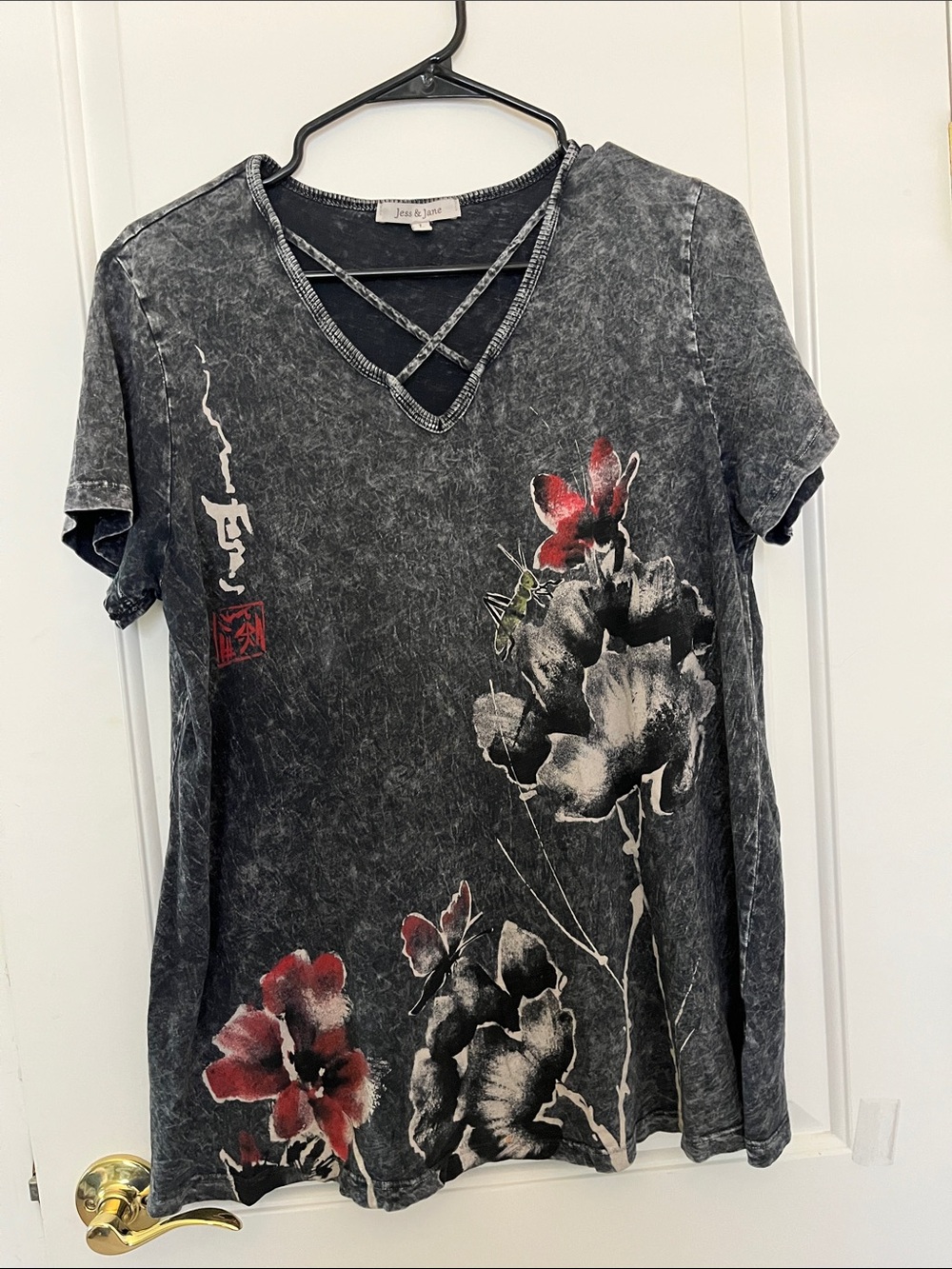 Jess & Jane size L Women's Black Floral Asian design  V-Neck Top